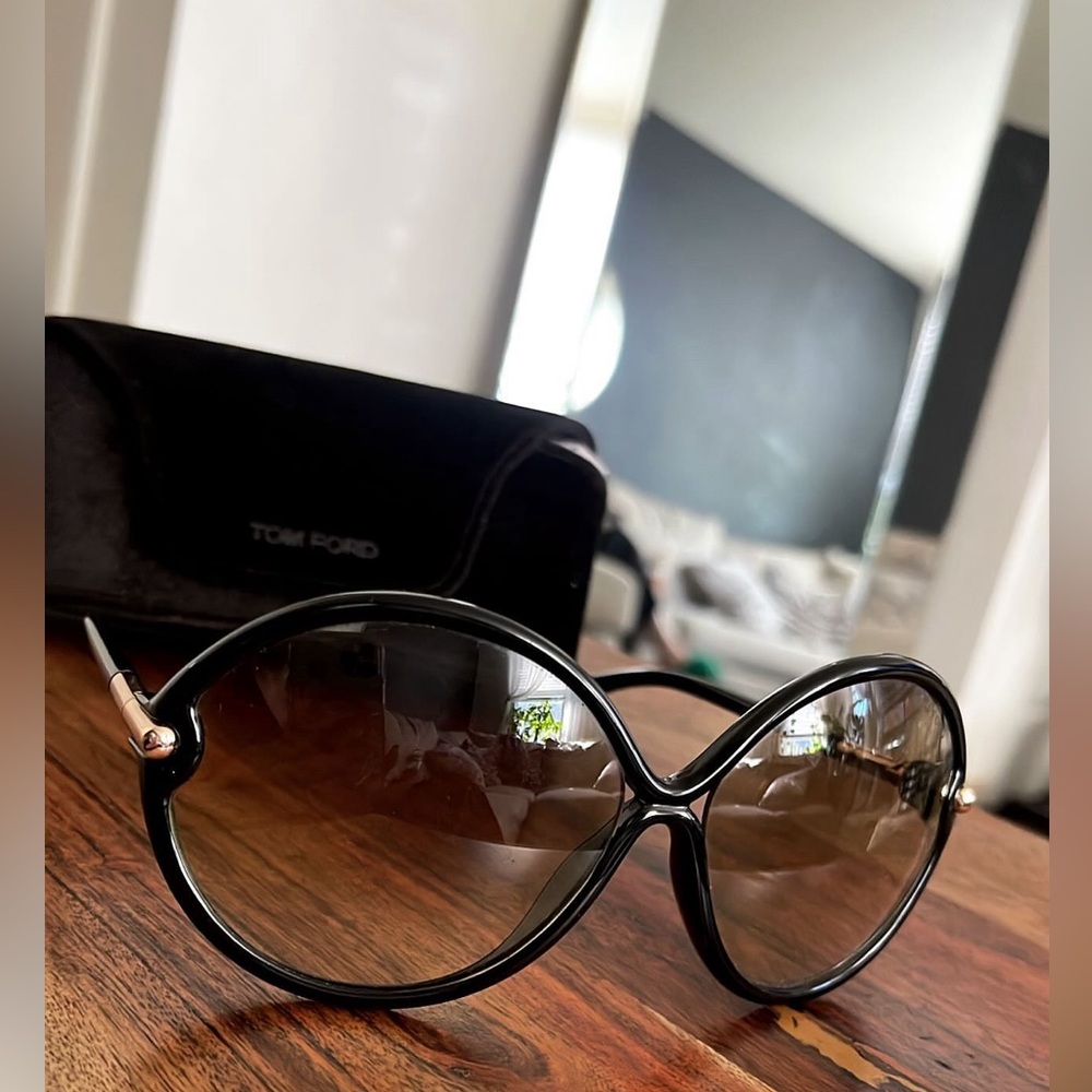 Tom Ford Sunglasses, no scratches, they are in mint condition.